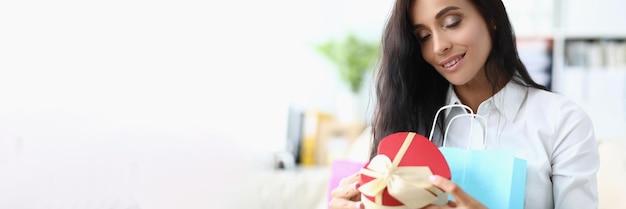 Foto hermosa joven disfrutando de un regalo en casa