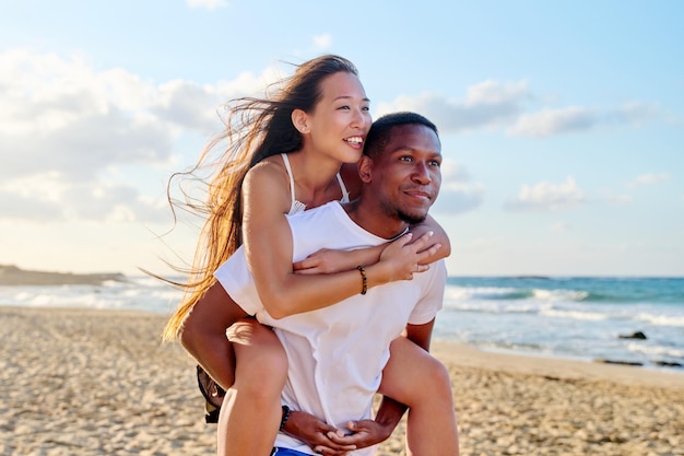 Hermosa joven divirtiéndose pareja en el fondo del mar