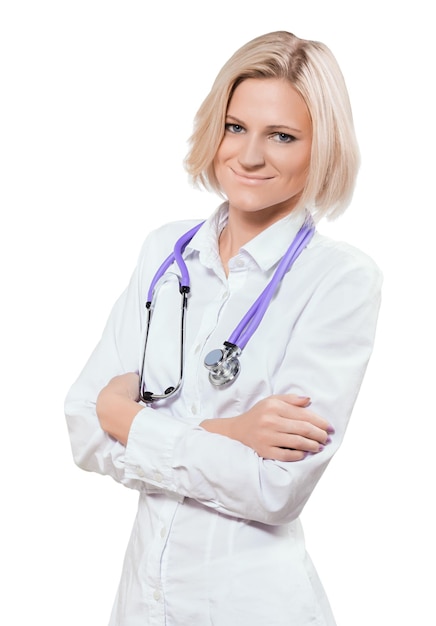 Hermosa joven doctora con los brazos cruzados de pie sonriendo mirando a la cámara aislada