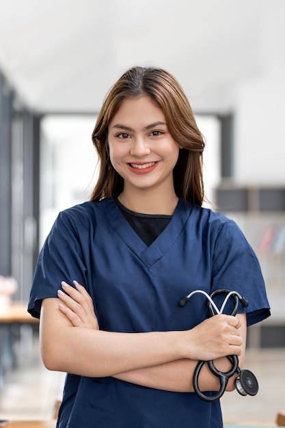 Hermosa joven doctora en medicina está mirando a la cámara y sonriendo