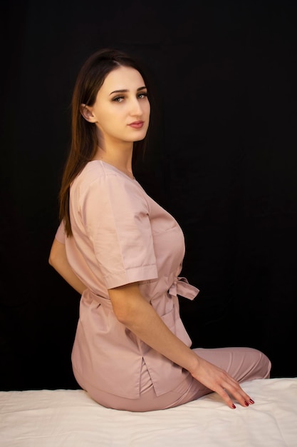 Hermosa joven doctora con uniforme médico sobre fondo aislado cara feliz