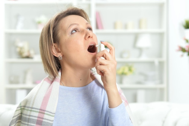 Hermosa joven con dolor de garganta