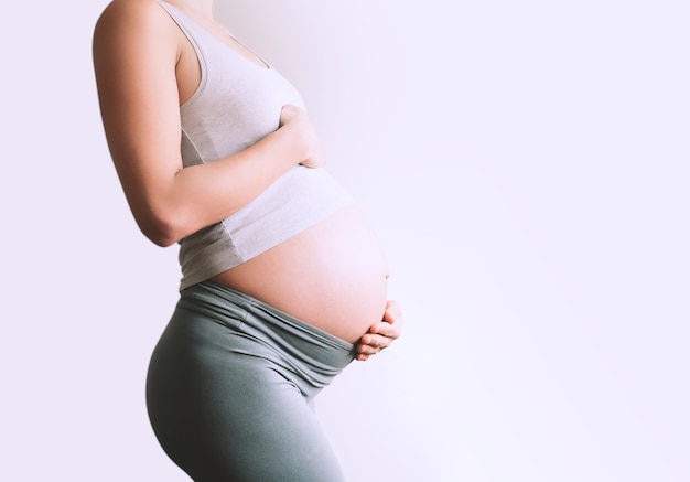 Hermosa joven embarazada feliz madre esperando el nacimiento del bebé durante el embarazo