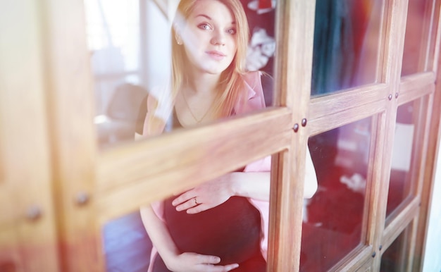 Hermosa joven embarazada en el noveno mes interior