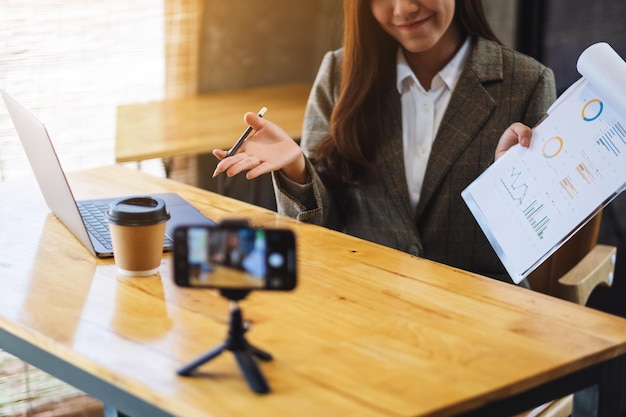 Una hermosa joven empresaria asiática enseñando clase de negocios, concepto de reunión en línea