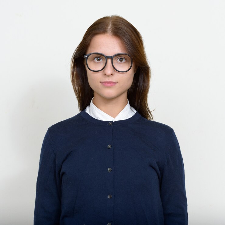 Foto hermosa joven empresaria contra la pared blanca