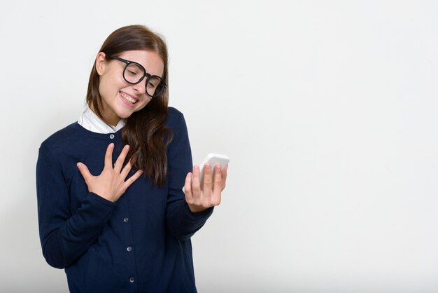 Hermosa joven empresaria contra la pared blanca