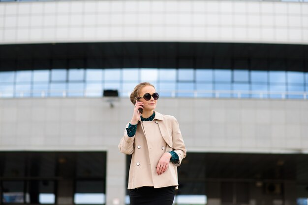 Hermosa joven empresaria con gafas de sol