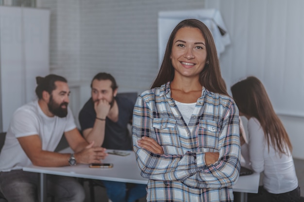 Hermosa joven empresaria líder reunión en la oficina