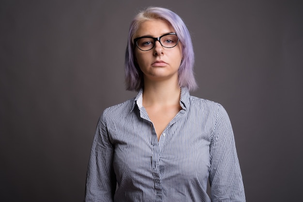 Hermosa joven empresaria con pelo corto de colores