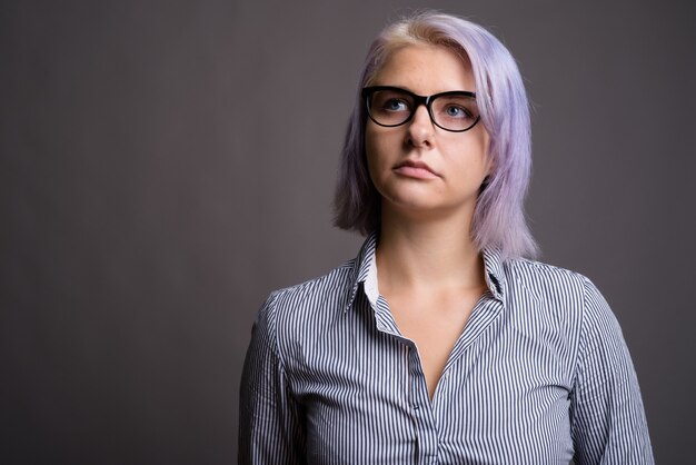 Hermosa joven empresaria con pelo corto de colores