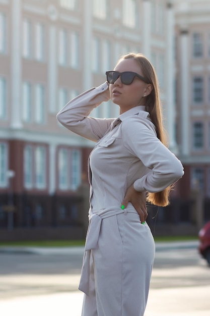 Hermosa joven empresaria de pie en la calle de la ciudad