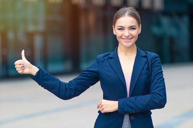 Hermosa joven empresaria positiva en traje