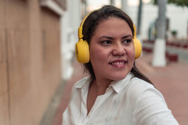 Una hermosa joven escuchando música en la calle