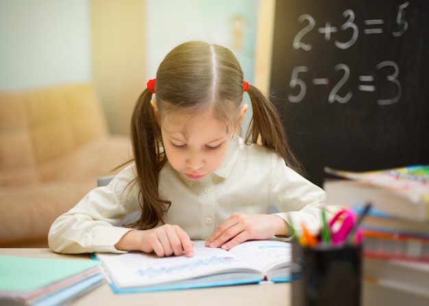 Hermosa joven está estudiando en casa