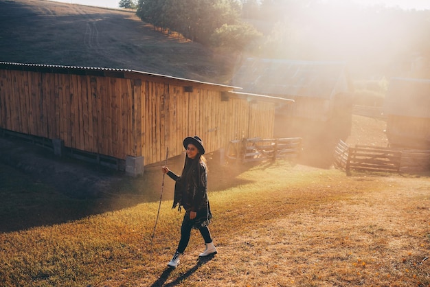 Foto hermosa joven de estilo rústico en el campo en una granja