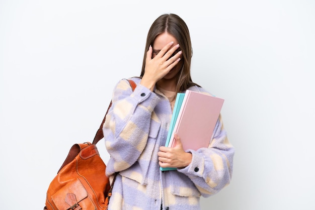 Foto hermosa joven estudiante mujer aislada sobre fondo blanco con expresión cansada y enferma