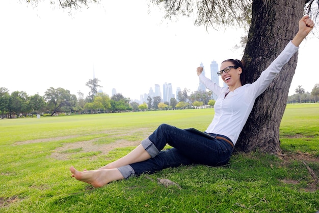 Hermosa joven estudiante mujer estudio con tableta en el parque