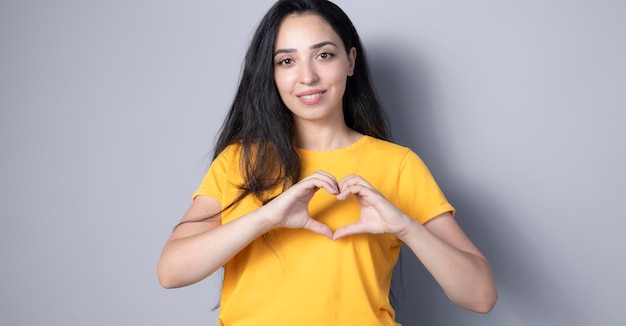 Hermosa joven en el estudio