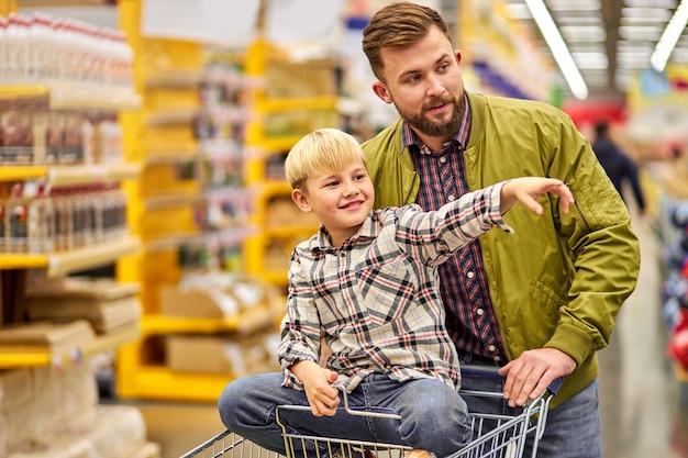 Hermosa y joven familia haciendo compras juntos