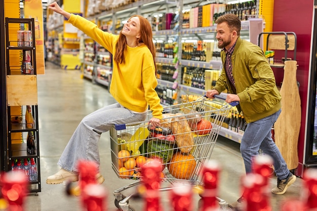 Hermosa y joven familia haciendo compras juntos