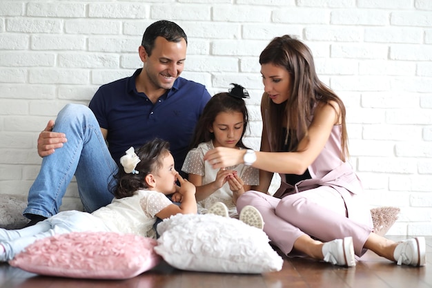 Hermosa joven familia con hijas