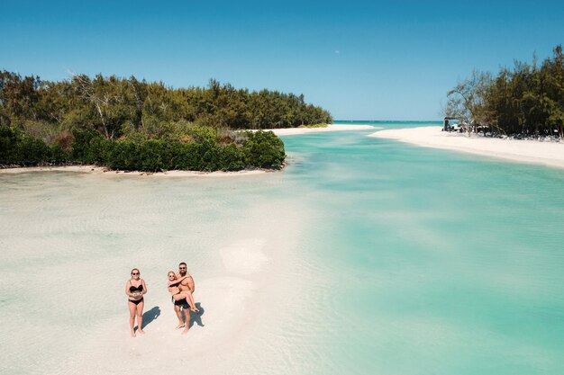 Hermosa joven familia con un niño en una isla tropical vacation.mauritius.