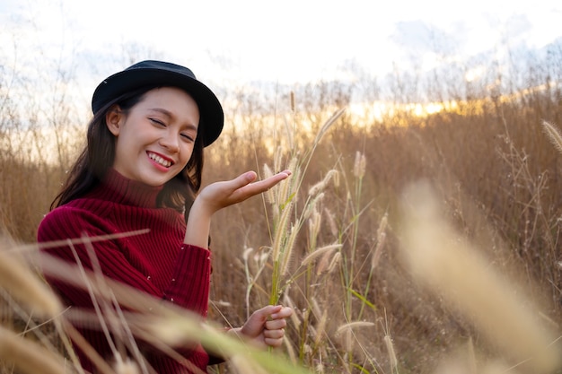 Hermosa joven feliz en el campo de hierba