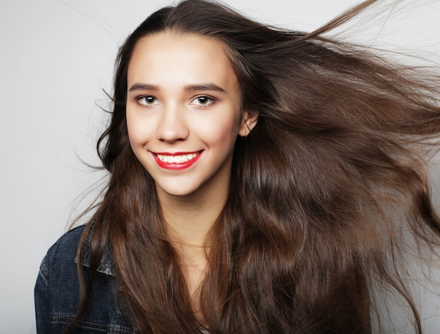 Hermosa joven feliz. Tiro del estudio.