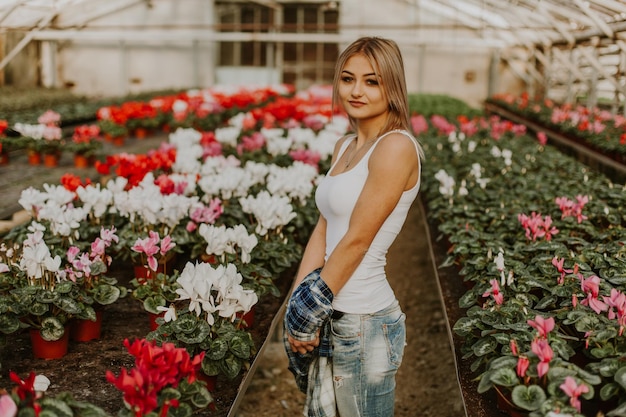 Hermosa joven en las flores blancas sonriendo