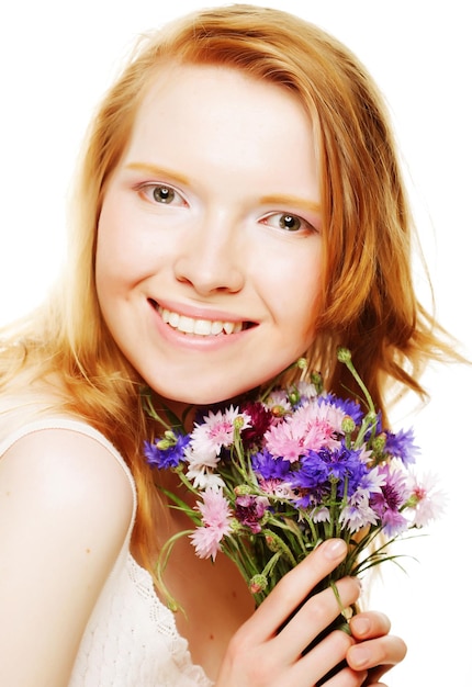 hermosa joven con flores