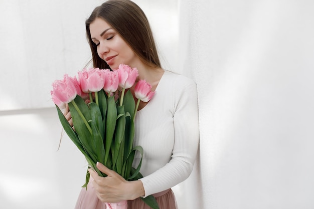 Hermosa joven con flores