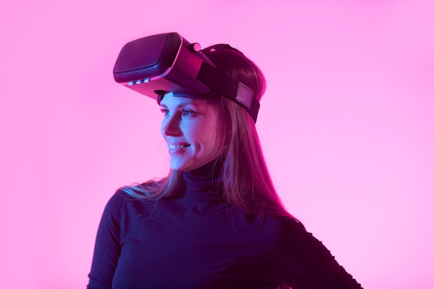 Hermosa joven con gafas de realidad virtual