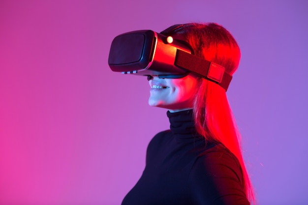 Hermosa joven con gafas de realidad virtual