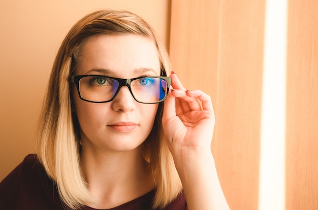 Hermosa joven con gafas