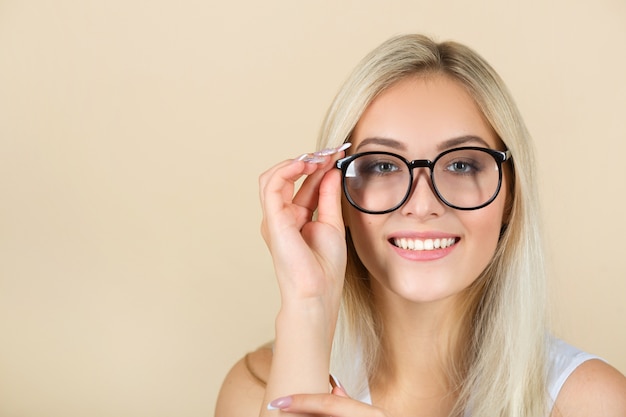 hermosa joven con gafas