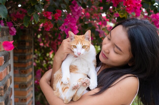 Hermosa joven con un gato afuera