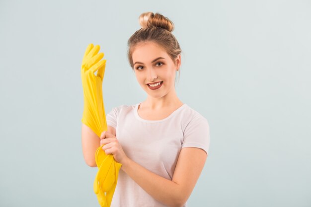 hermosa joven con guantes de goma