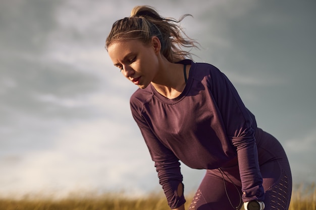 Hermosa joven haciendo deporte