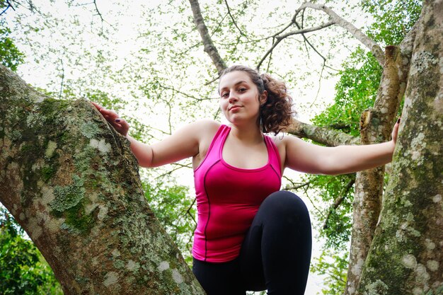 Foto hermosa joven haciendo ejercicio en el parque