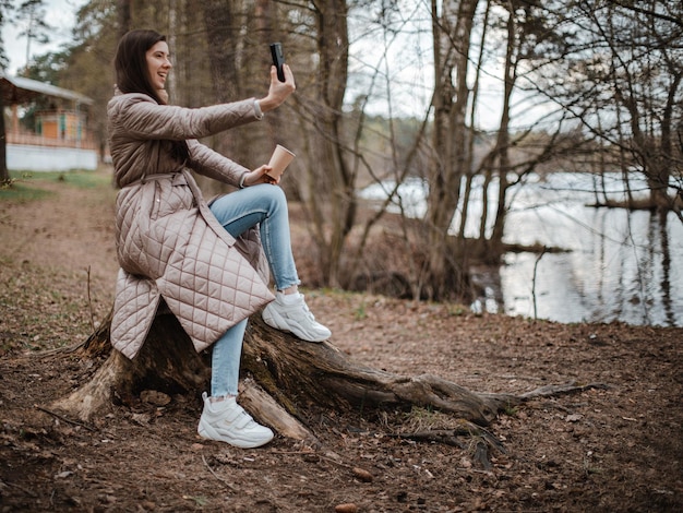 Hermosa joven haciendo selfie en un teléfono