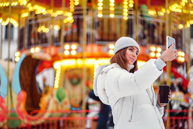 Foto una hermosa joven haciendo selfie durante las vacaciones de navidad