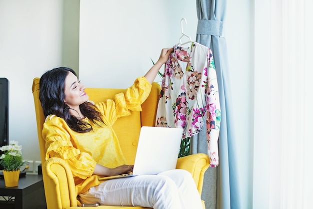 Hermosa joven india mirando su pedido recién entregado desde la tienda online