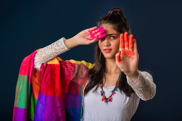 Una hermosa joven juega con los colores con motivo de Holi El concepto del festival indio Holi