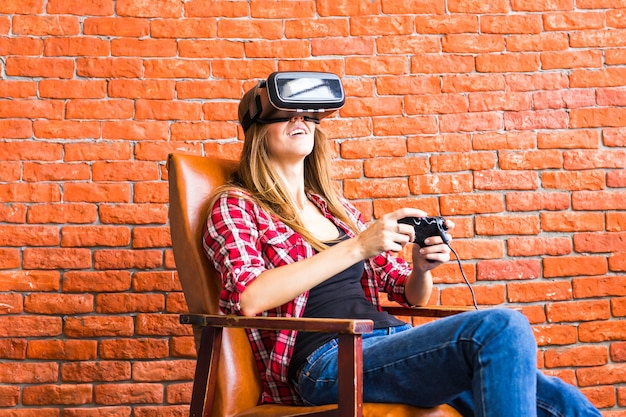Hermosa joven jugando al juego en gafas de realidad virtual.