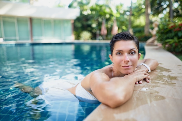 hermosa joven junto a la piscina