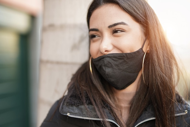 Hermosa joven latina con mascarilla de seguridad para el brote de coronavirus