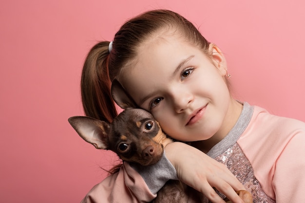 Hermosa joven con lindo perro terrier