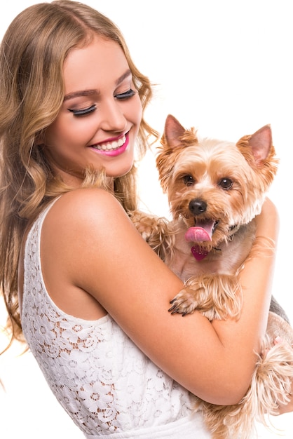 Foto hermosa joven con lindo perro yorkshire terrier.