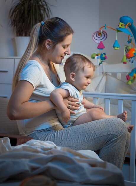 Hermosa joven madre está cuidando a su niño